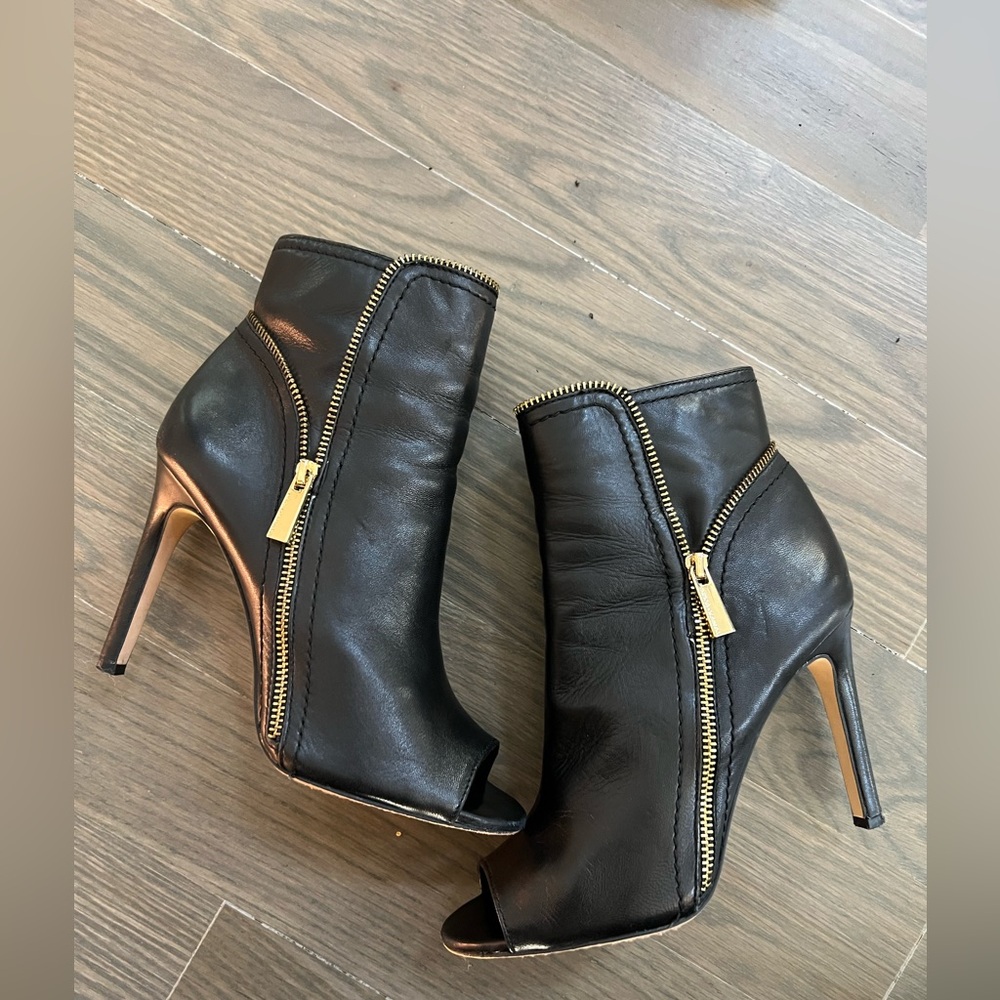 Great condition Vince Camuto leather open toe ankle booties , size 6